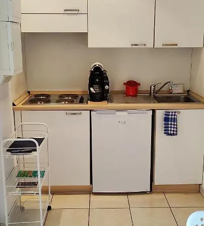 Apartament Studio Calme Bord De Mer Balcon Avec Vue Sur Menton, Ascenseur, Climatisation, Ideal Location Quiet Near Sea, Balcony With City View, Elevator, Ac *