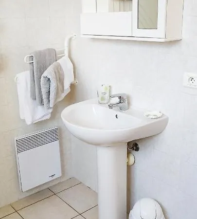 Studio Calme Bord De Mer Balcon Avec Vue Sur Menton, Ascenseur, Climatisation, Ideal Location Quiet Near Sea, Balcony With City View, Elevator, Ac