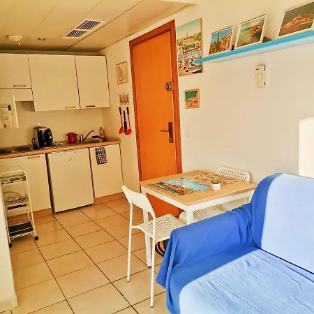 Apartament Studio Calme Bord De Mer Balcon Avec Vue Sur Menton, Ascenseur, Climatisation, Ideal Location Quiet Near Sea, Balcony With City View, Elevator, Ac