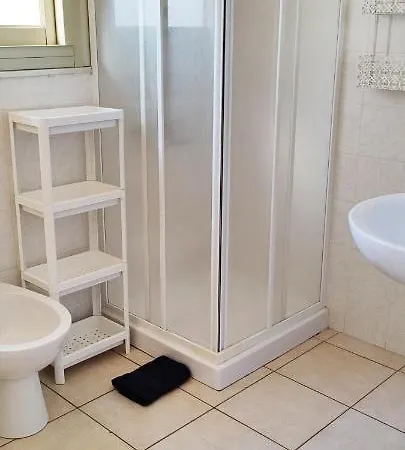 Bord De Calme Avec Balcon, Ascenseur, Climatisation, Ideal Location Quiet Near Sea, Balcony, Elevator, Ac Menton